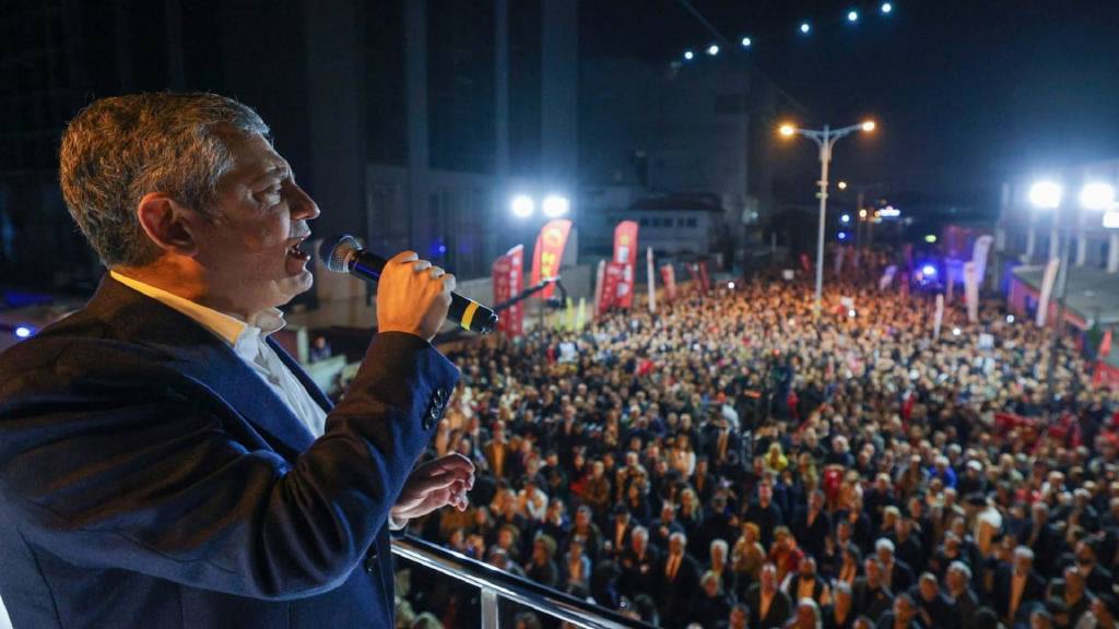 Özgür Özel'den Halk TV önündeki mitingte sokak çağrısı