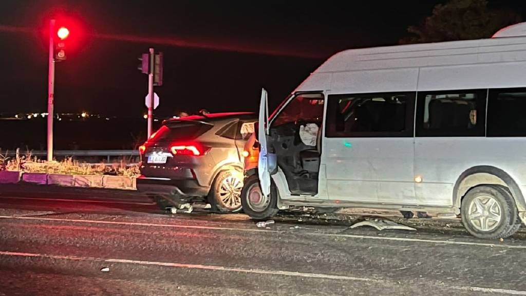 Adıyaman'da tarım işçilerini taşıyan minibüs kaza yaptı: 15 yaralı