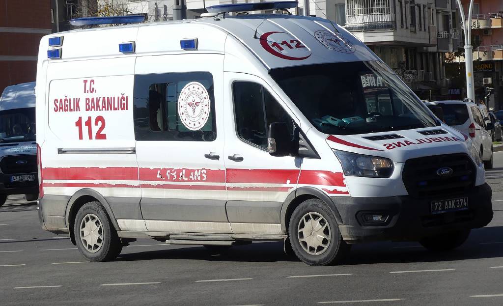 Afyonkarahisar'da işçi servisi devrildi: 28 yaralı