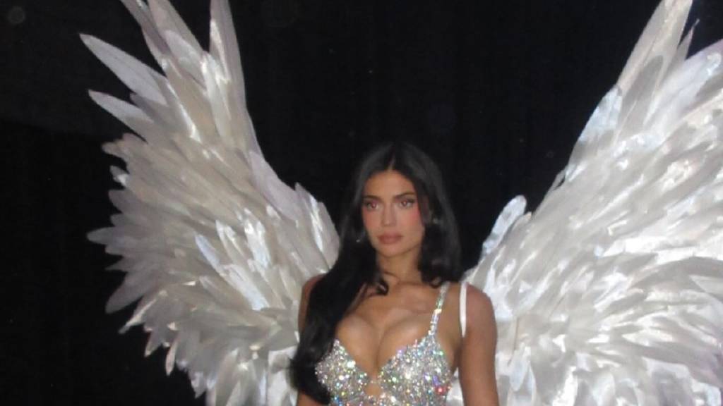 Kylie Jenner, 50 milyon dolarlık Fantasy Bra ile podyuma çıktı