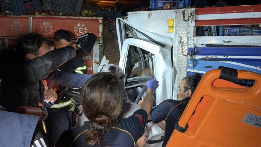 Adıyaman'da traktörle çarpışan kamyonetin sürücüsü hayatını kaybetti