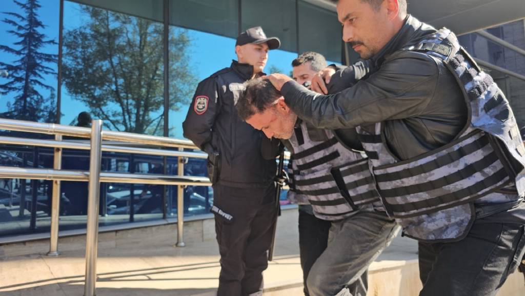 Zonguldak'ta eşini ve araya giren genci vuran şüpheli adliyede