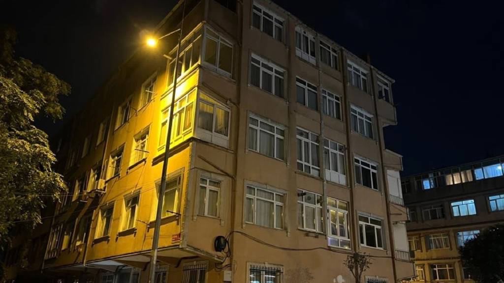 Eyüpsultan'da 5 katlı riskli bina tahliye edilerek mühürlendi