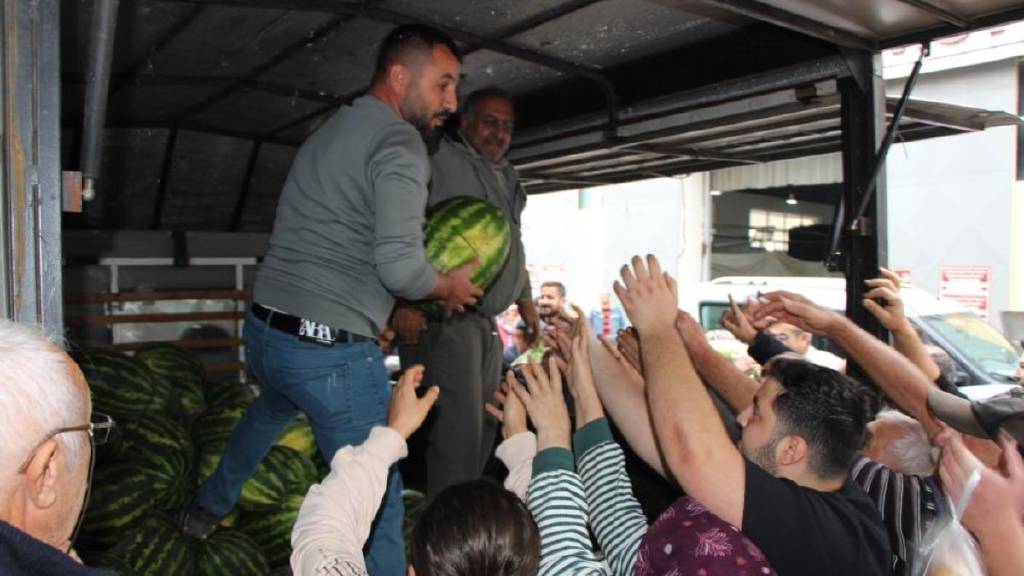 Amasyalı pazarcı sezonun son karpuzlarını bedava dağıttı