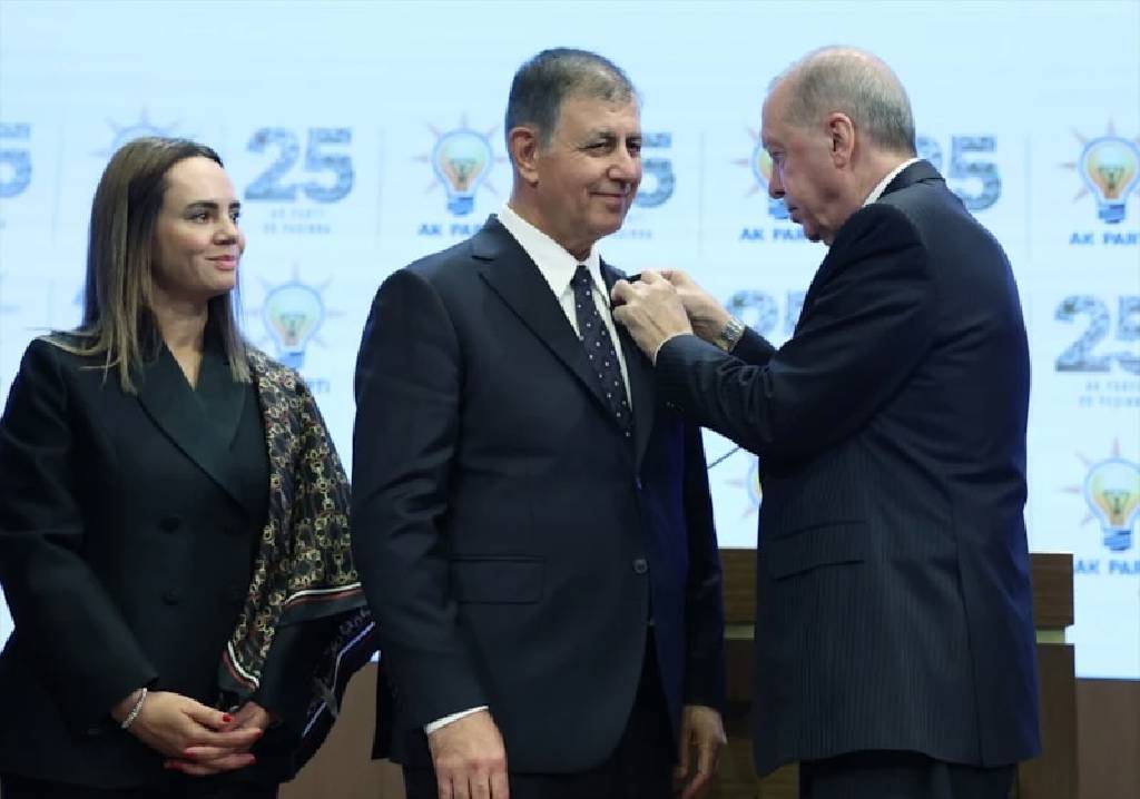 Cumhurbaşkanı, Cemil Tugay'a rozetini taktı