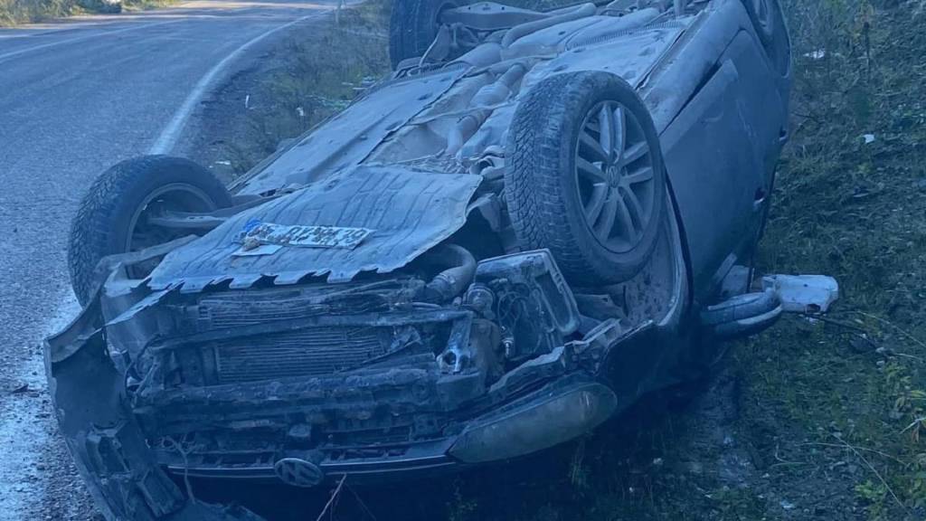 Sinop'ta kaygan yolda takla atan otomobildeki 2 kişi yaralandı