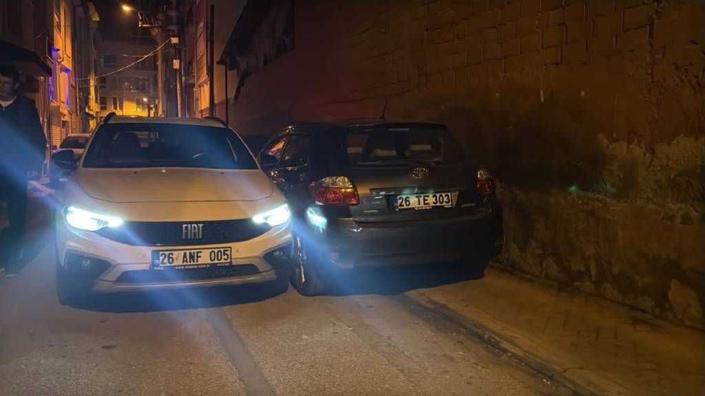Eskişehir'de alkollü sürücü polisin üzerine araç sürdü