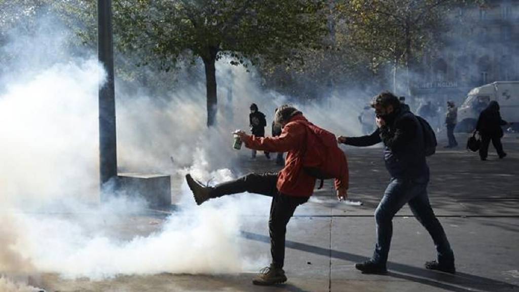 Fransa'da protestolar şiddete dönüştü: 166 gözaltı