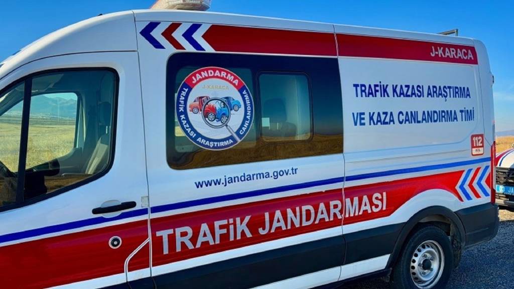 Afyonkarahisar'da iki otomobil kafa kafaya çarpıştı: 4 ölü