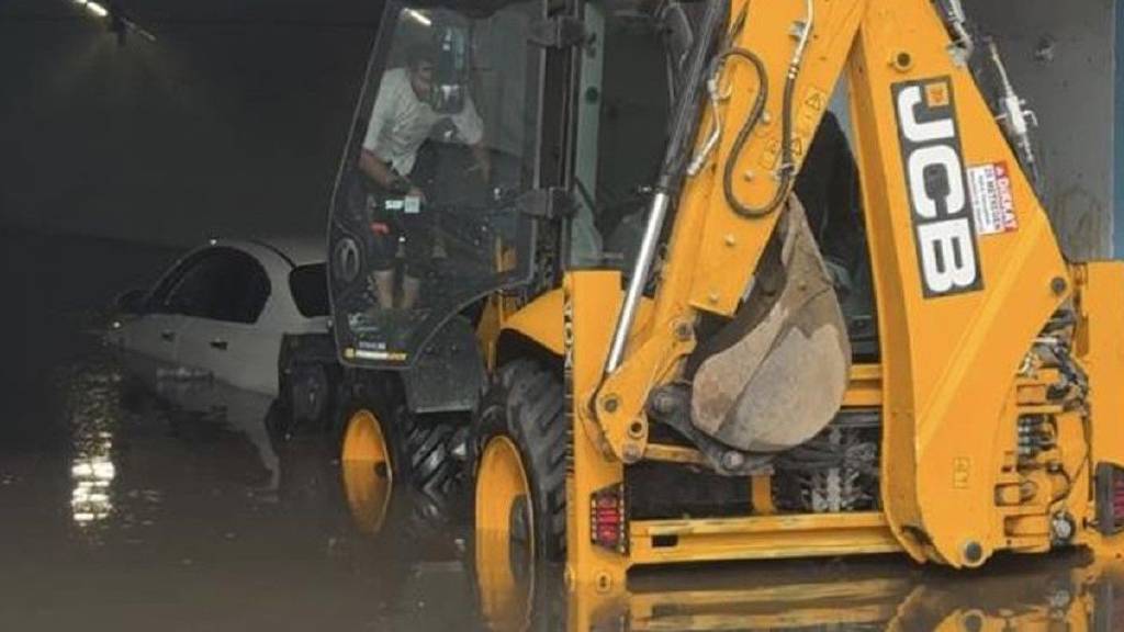 Adana'da sağanak: Alt geçitte suya gömülen araçtan 3 kişi kurtarıldı