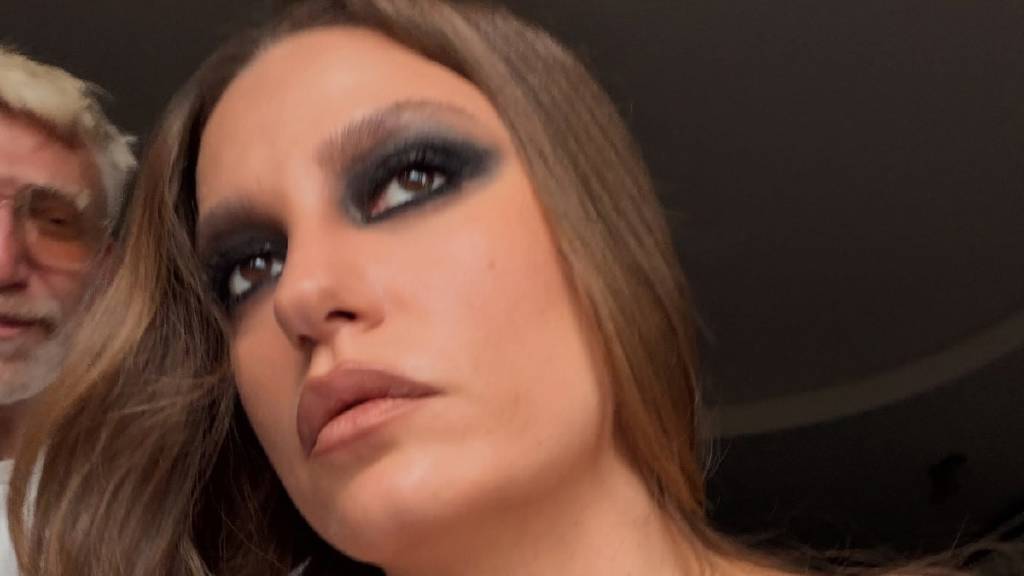 Serenay Sarıkaya restoranda kendisine gelen notu paylaştı