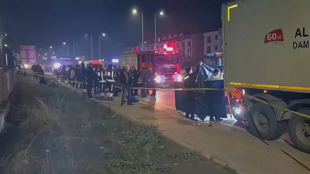 Bandırma'da park halindeki TIR'a çarpan motosikletin sürücüsü öldü