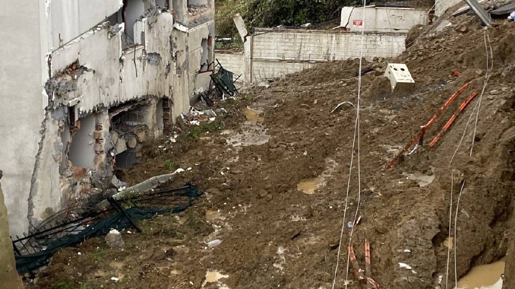 Gölcük'te yağış sonrası istinat duvarı çöktü
