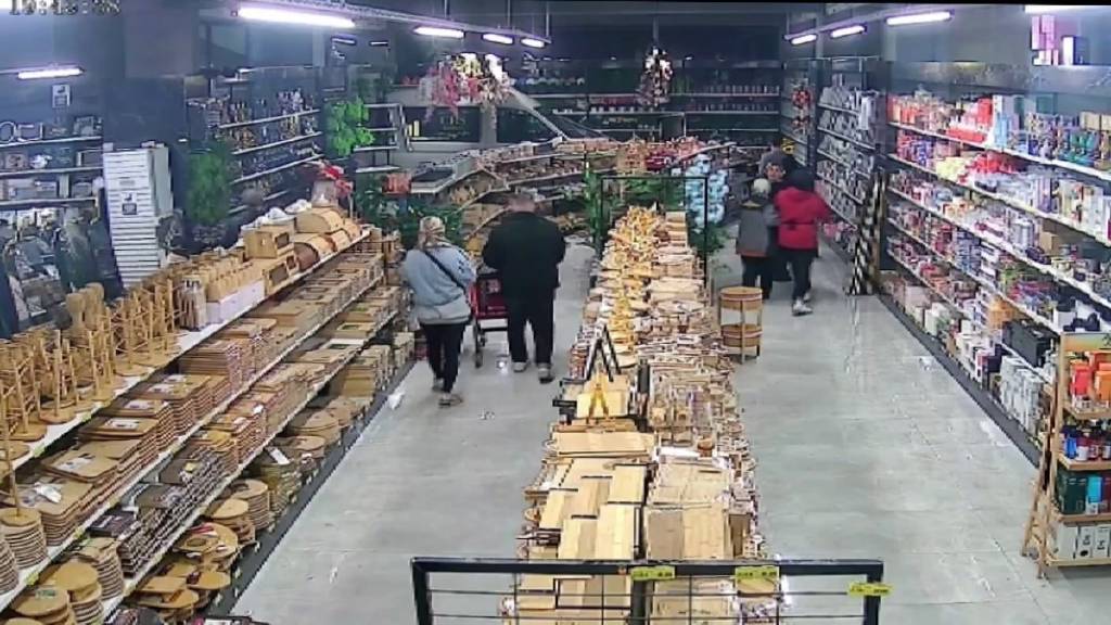 Bursa'da minibüs mağazaya daldı: Müşteriler son anda kurtuldu