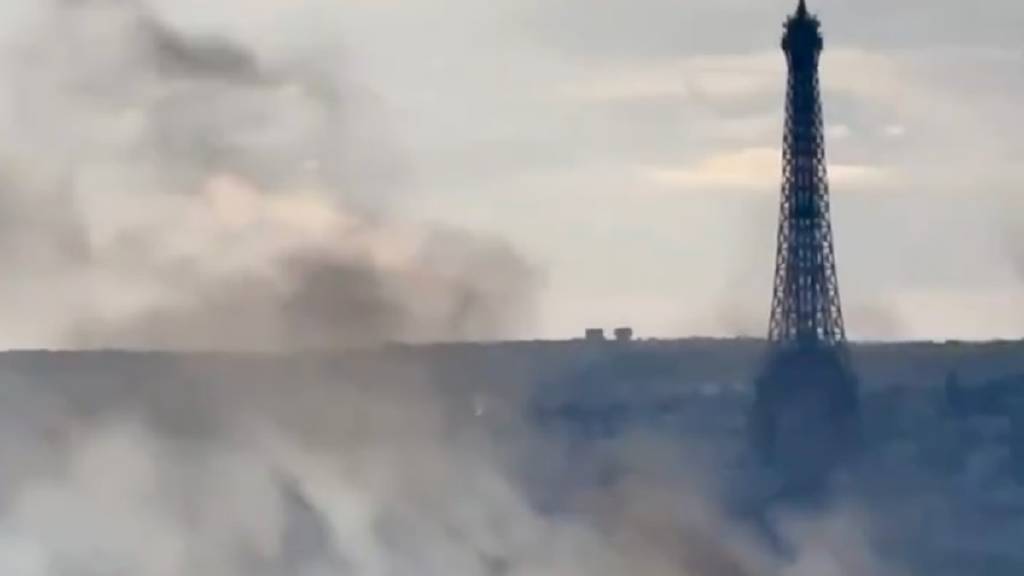 Paris'te protestocular konteynerleri ateşe verdi, Eyfel dumana büründü