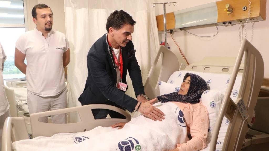 Kabızlık sandı, kanser çıktı: Robotik cerrahiyle ertesi gün yürüdü