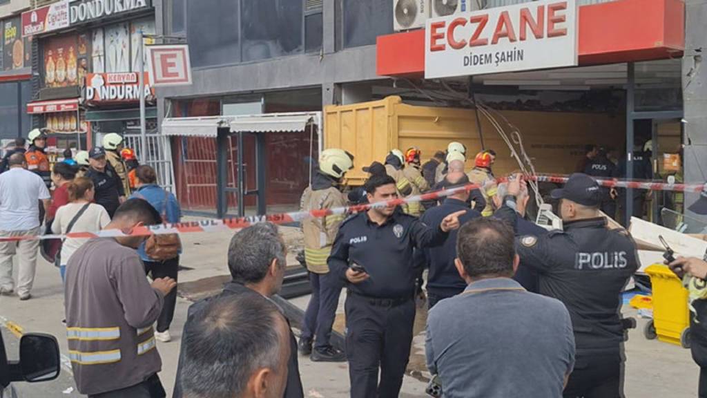 Pendik'te hafriyat kamyonu eczaneye daldı: 7 yaralı