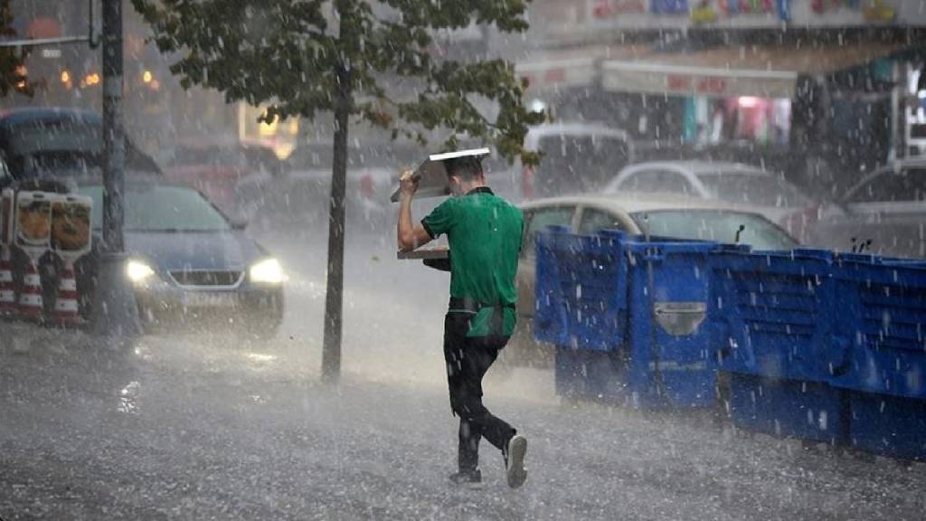İstanbul'da yağış nedeniyle hafta sonu eğitim ve sınavlara ara