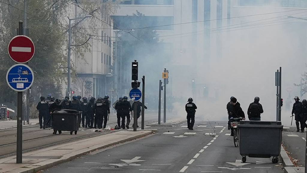 Paris'te Sarı Yelekliler eylemine polis müdahalesi