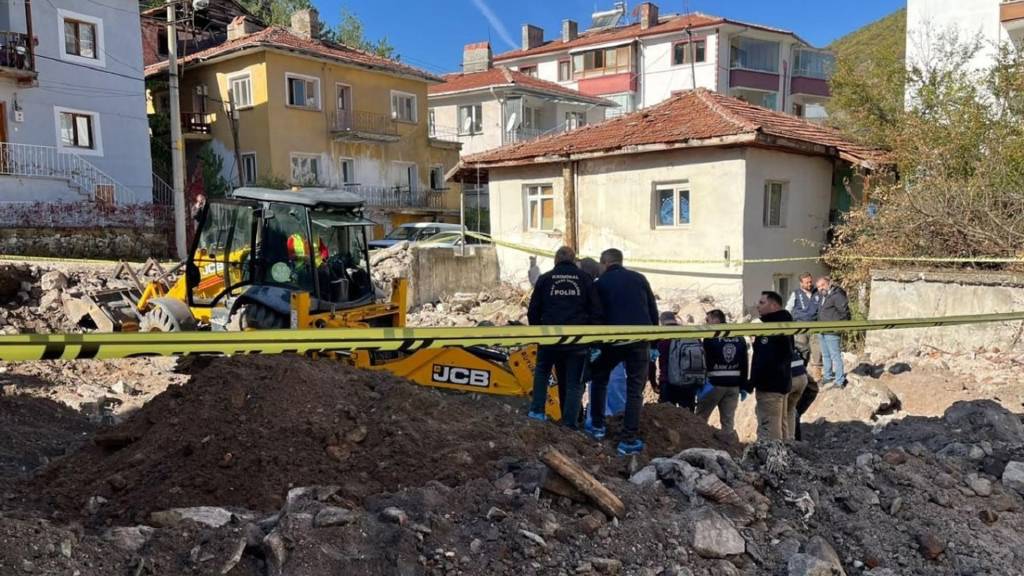 17 yıl önce kaybolan kadının evinin altında kemikler bulundu