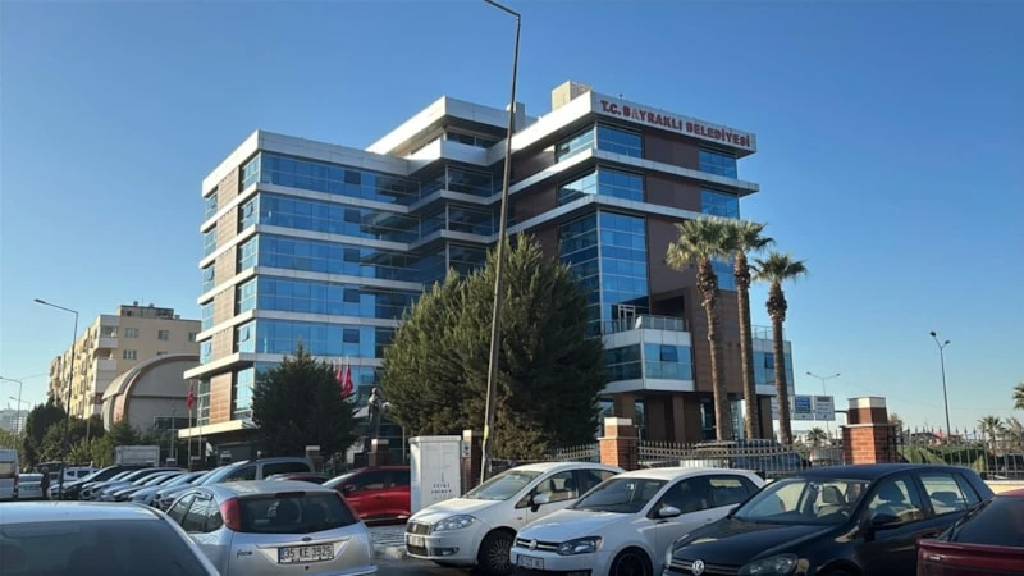 İzmir Bayraklı Belediyesi'ne operasyon: "45 gözaltı kararı"