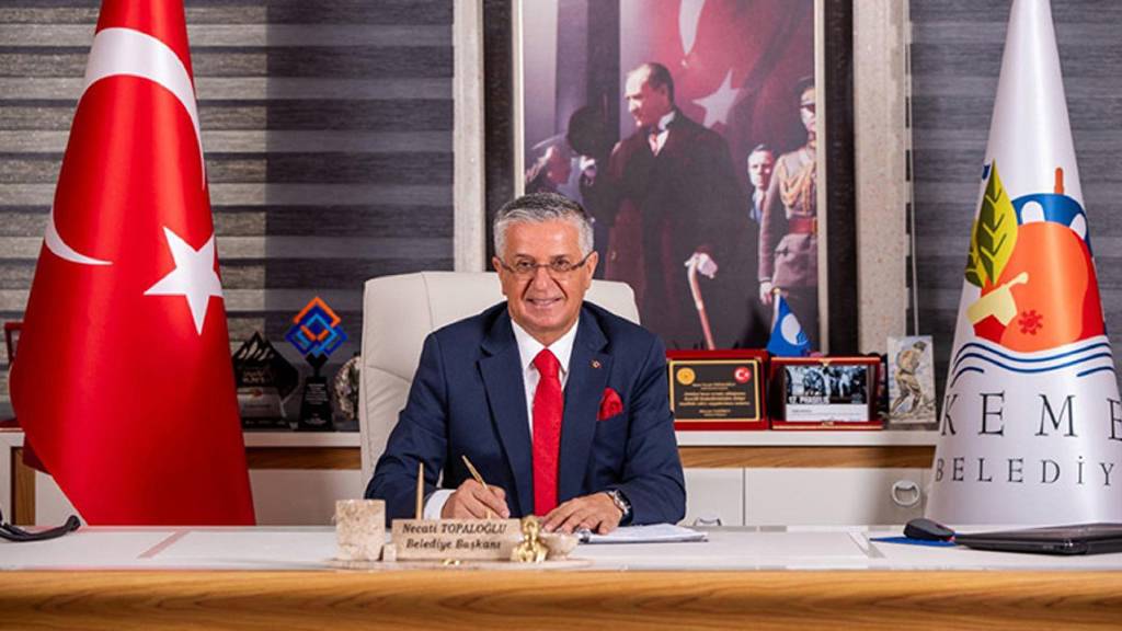 Kemer Belediye Başkanı Topaloğlu ve 8 meclis üyesi CHP'den istifa etti