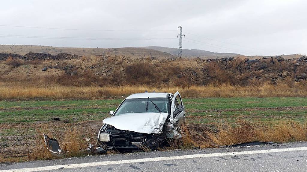 Çankırı'da iki otomobil kafa kafaya çarpıştı: 1 ölü, 4 yaralı