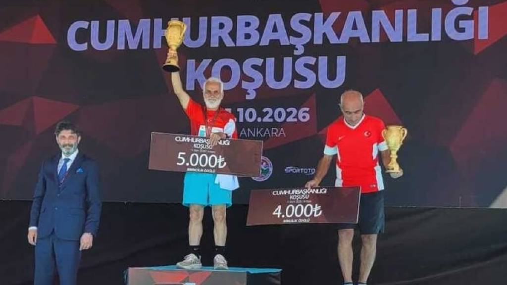 76 yaşında 10 kilometreyi 57 dakikada koşup şampiyon oldu