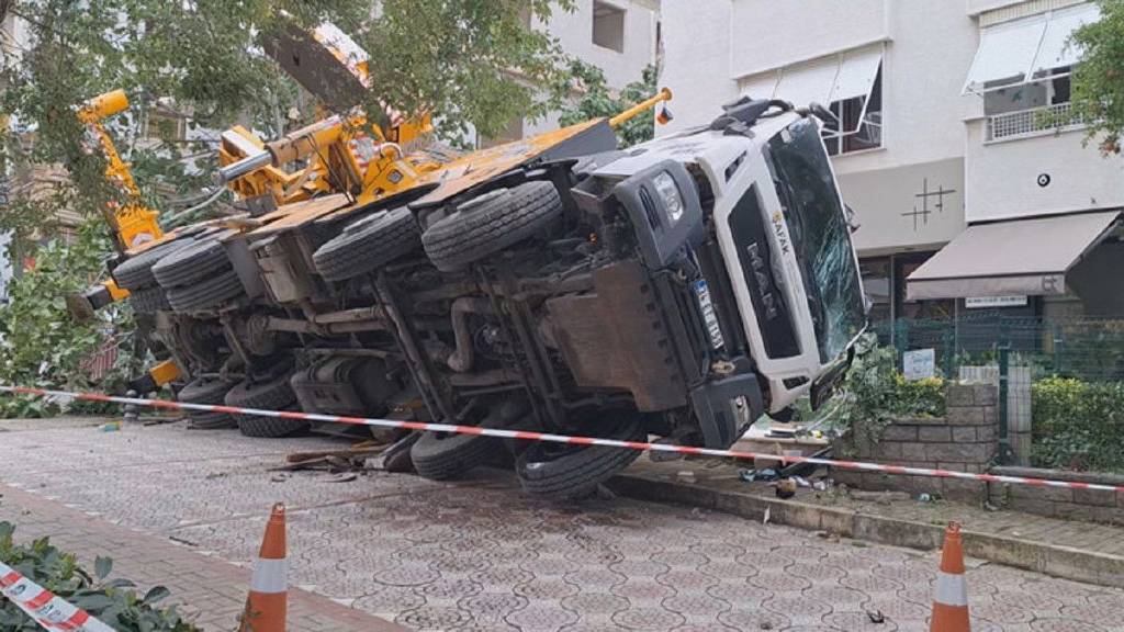 Kadıköy'de vinç 11 katlı binanın girişine devrildi