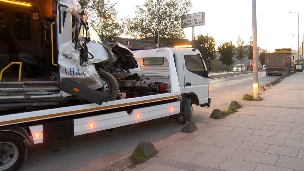 Arnavutköy'de servis minibüsü hafriyat kamyonuna çarptı: 9 yaralı