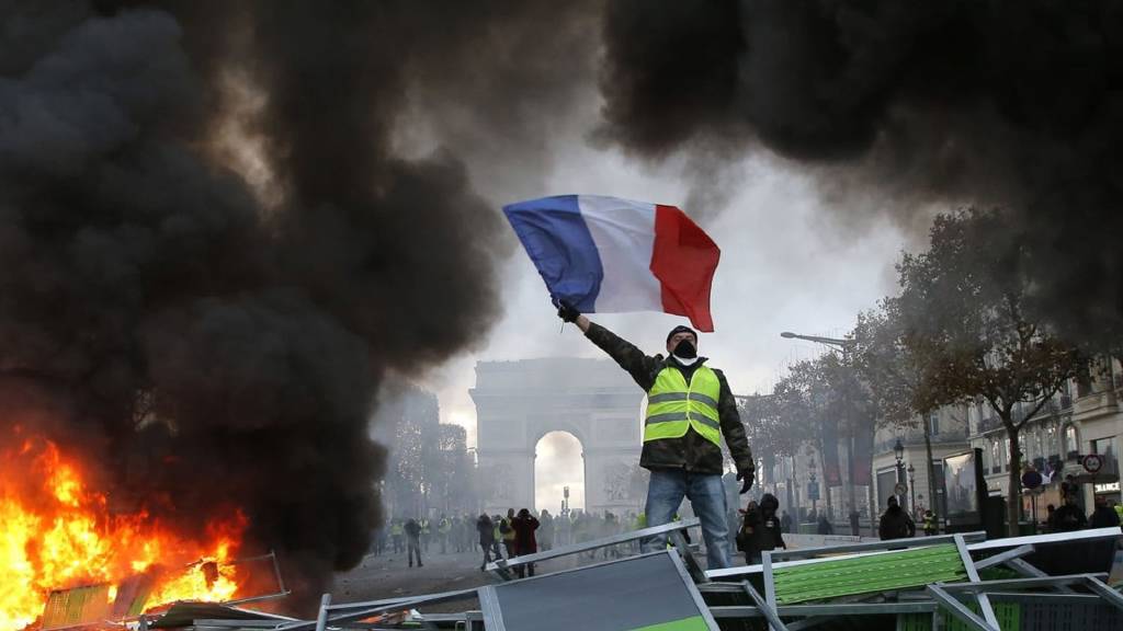 Fransa'da Paris dahil 12 kentte kısmi sokağa çıkma yasağı uzatıldı