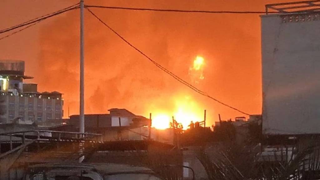 Husilerden Yemen'de askeri kampa füze saldırısı: En az 53 ölü