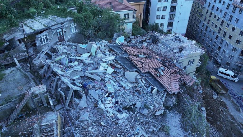 Zonguldak'ta çöken bina soruşturmasında 3 gözaltı kararı