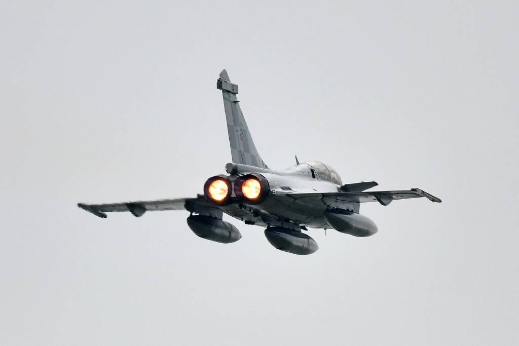 Hırvat Rafale'si 'uçak kaçırma' kodu girilen Malta uçağına eşlik etti