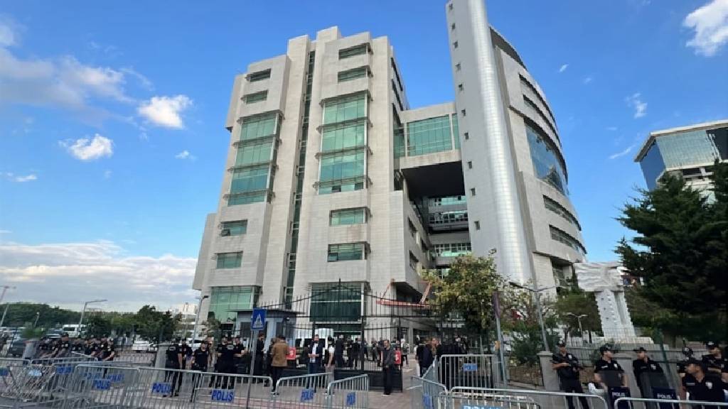 Mersin'de 3 belediyeye yolsuzluk operasyonu