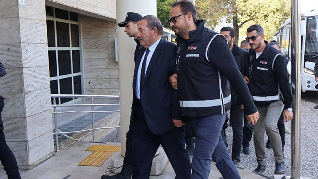 Milas Belediye Başkanı Fevzi Topuz ve oğlu dahil 20 kişi adliyede