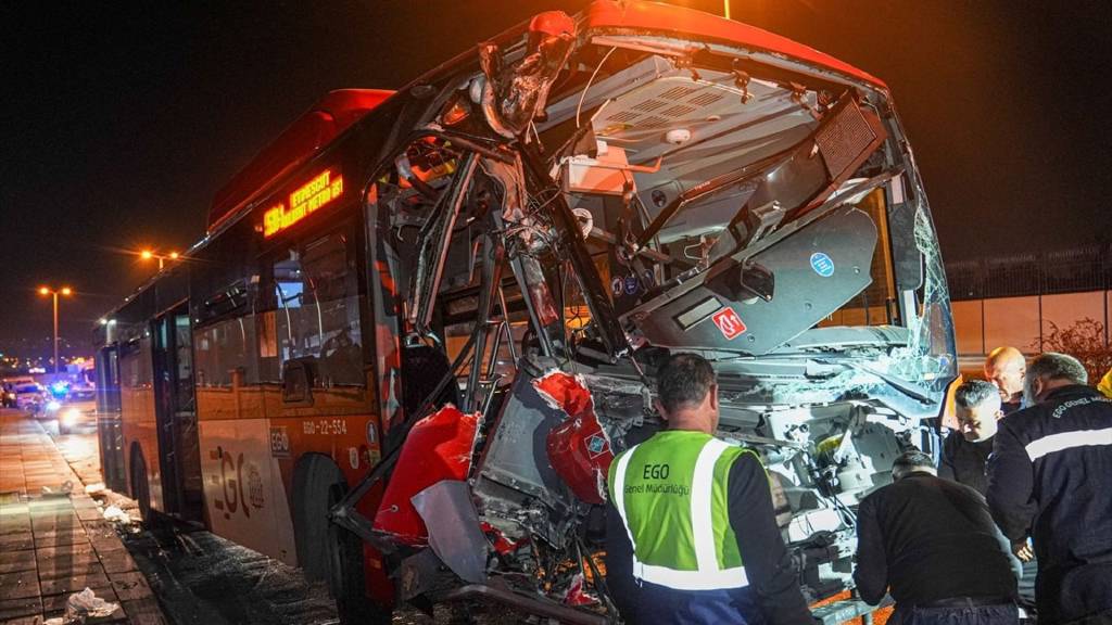 Ankara'da EGO otobüsü üst geçide çarptı: 24 yaralı