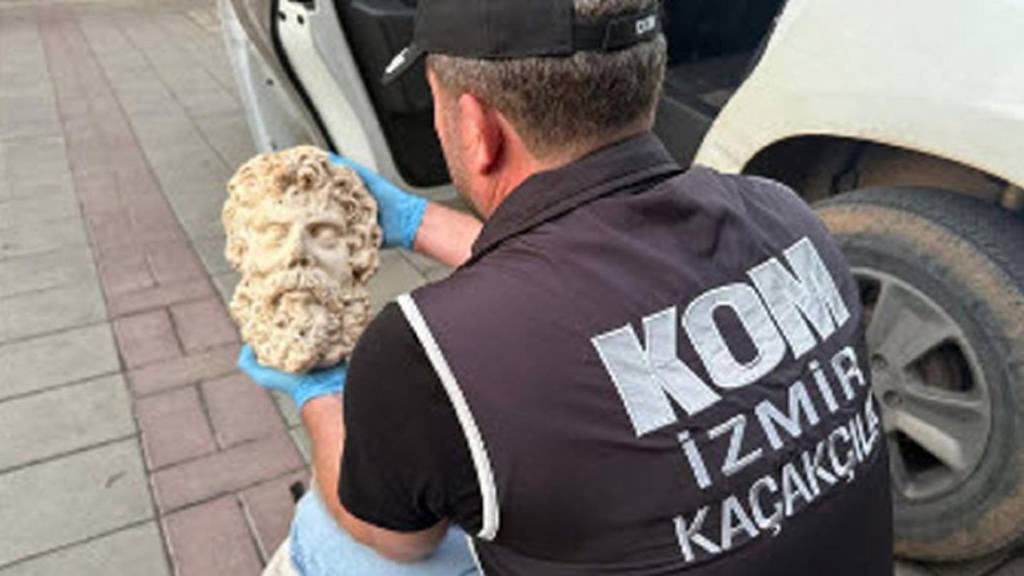 İzmir'de 2 bin yıllık Zeus heykel başı ele geçirildi