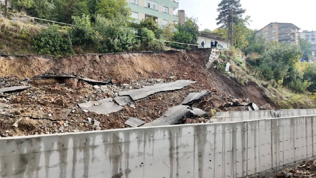 Bitlis'te yol yağışlara dayanamadı, çökme meydana geldi