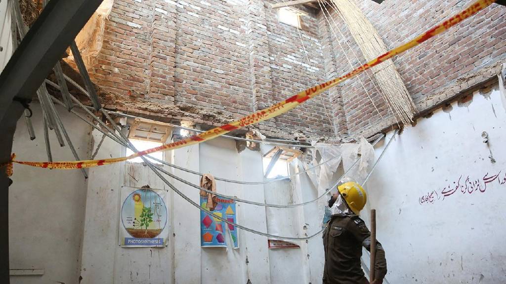 Pakistan'da okulun çatısı çöktü: Can kaybı 33'e yükseldi