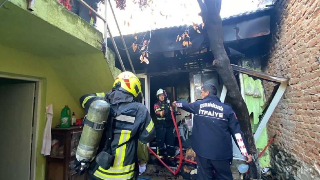 Nazilli'de ev alev alev yandı, ev sahibi son anda kurtuldu