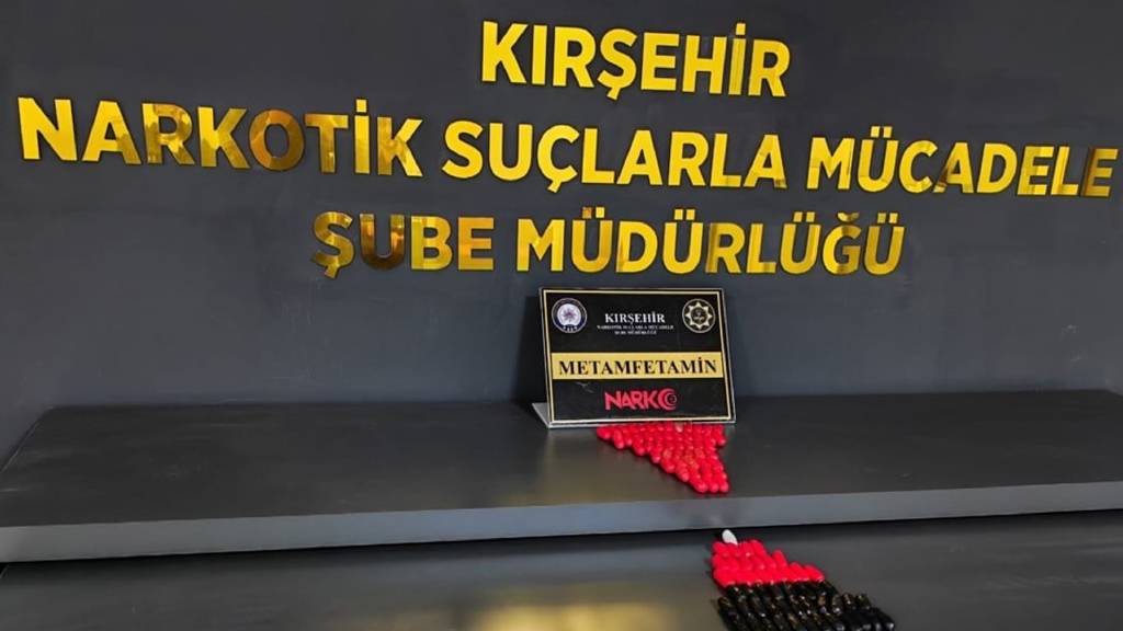 Kırşehir'de midelerinden 100 kapsül uyuşturucu çıkan 2 kişi tutuklandı
