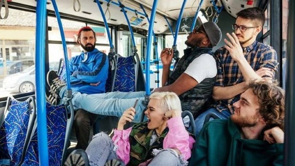 İngiltere'de otobüste yüksek sesle müzik dinlemeye 100 sterlin ceza