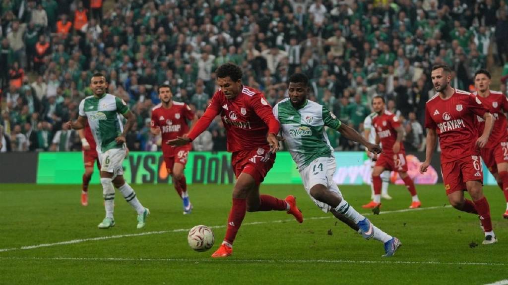 Bursaspor'un golcüsü Iheanacho üst üste 11 maçta gol attı