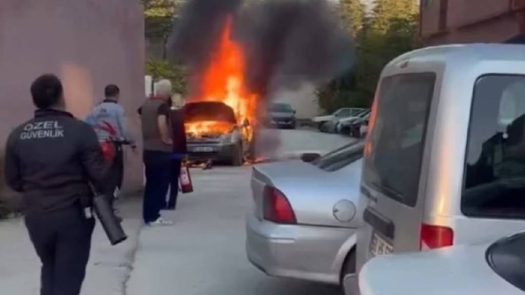 Tokat'ta hastane otoparkında otomobil alev topuna döndü