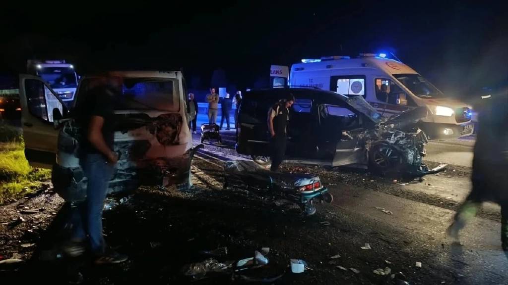 Manisa Kula'da zincirleme kaza: 1'i ağır 5 yaralı