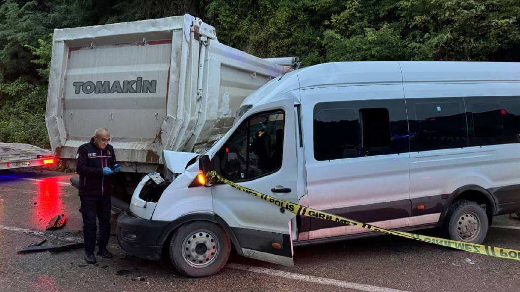 Ordu'da minibüs ile kamyon çarpıştı: 1 ölü, 23 yaralı