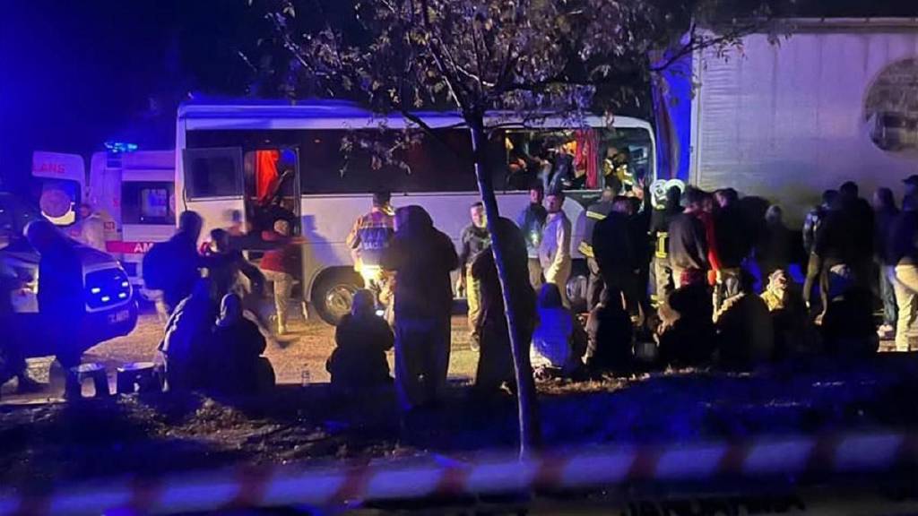 Isparta'da tarım işçilerini taşıyan midibüs TIR'a çarptı: 17 yaralı