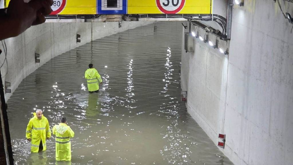 Mersin'de sağanak yağış su taşkınlarına neden oldu