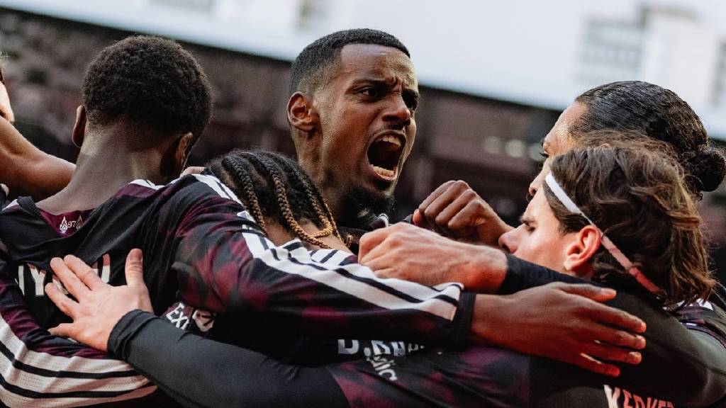 Liverpool, Brentford deplasmanında geriden gelip 2-1 kazandı